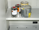 Etagère non renversable équipée d'un trou au centre pour armoires de sécurité. Etagère non renversable équipée d'un trou au centre pour armoires de sécurité.