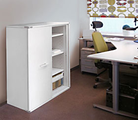 Armoire ignifuge avec deux ports modèle SA 390 BJARSTAL pour stockage de documents papier. Une construction unique permet l'accès à l'ensemble des documents avec les portes ouvertes à 90° seulement et donc la possibilité d'installer les armoires contre un mur, dans un angle, ou les unes à côté des autres tout en accédant à l'ensemble des documents. Armoire ignifuge avec deux ports modèle SA 390 BJARSTAL pour stockage de documents papier.